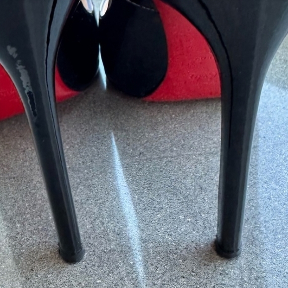 Christian Louboutin - Picture 6 of 8